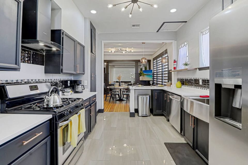 Modern Fully Equipped Kitchen/ Microwave / Stove
