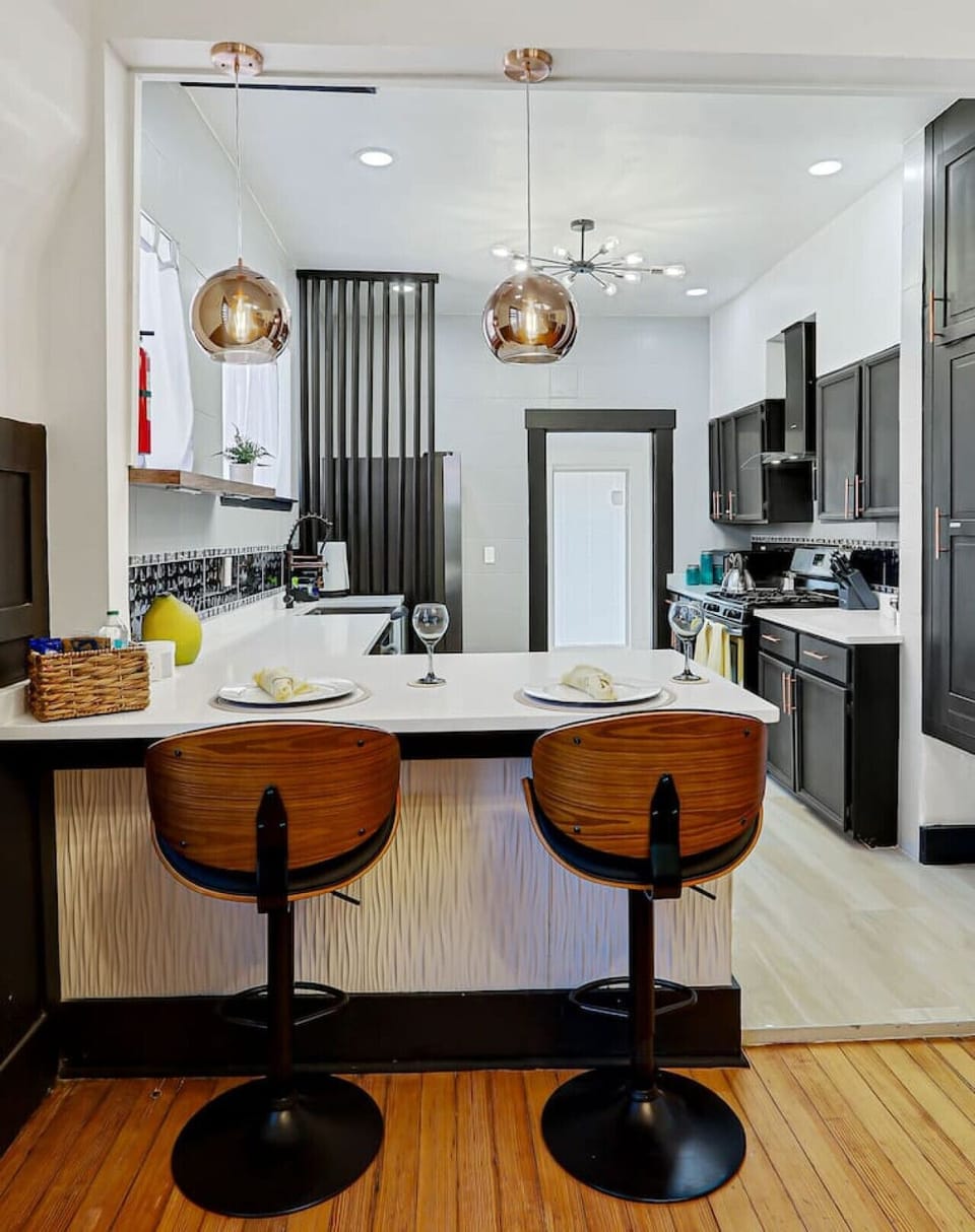 Modern Fully Equipped Kitchen/ Kitchen Sitting