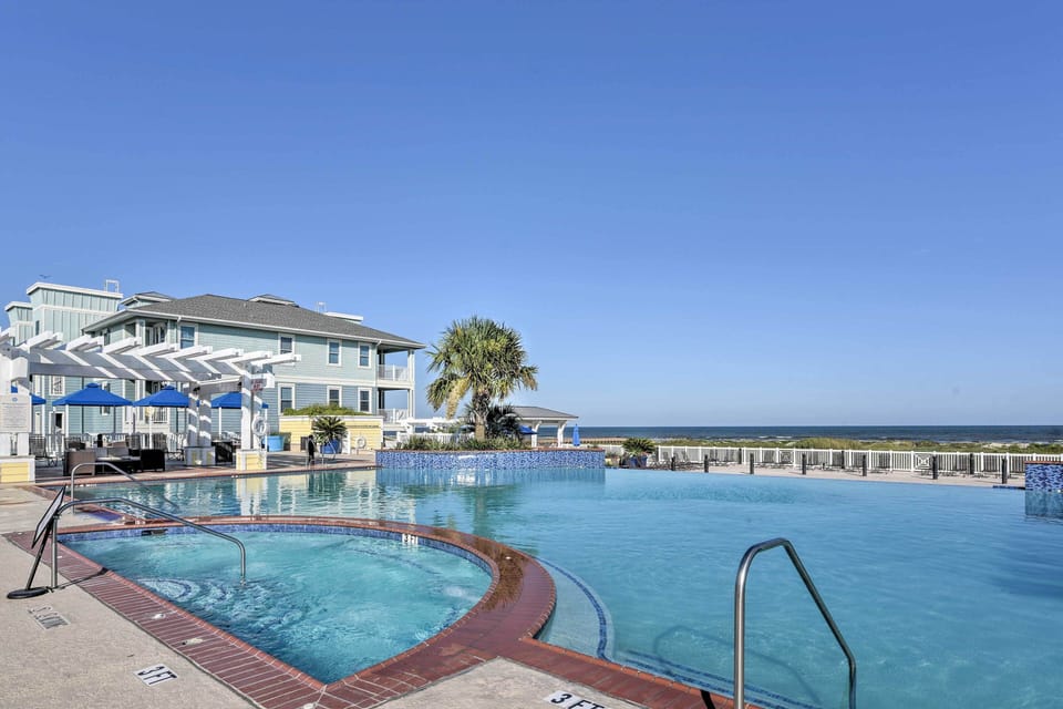 Pointe West Resort | Community Pool & Hot Tub