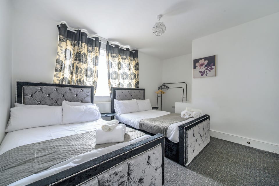 Cozy 2-Bed Stay | Hot Tub | Free Parking House in Leeds