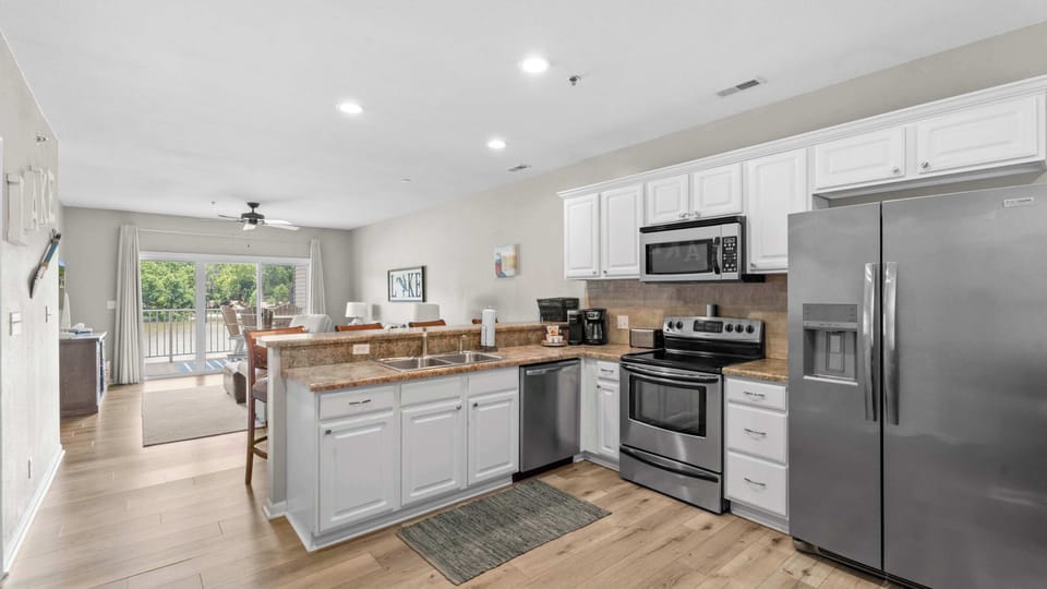 Condo, Multiple Beds, Balcony (Lakeside Sunrise) | Private kitchen