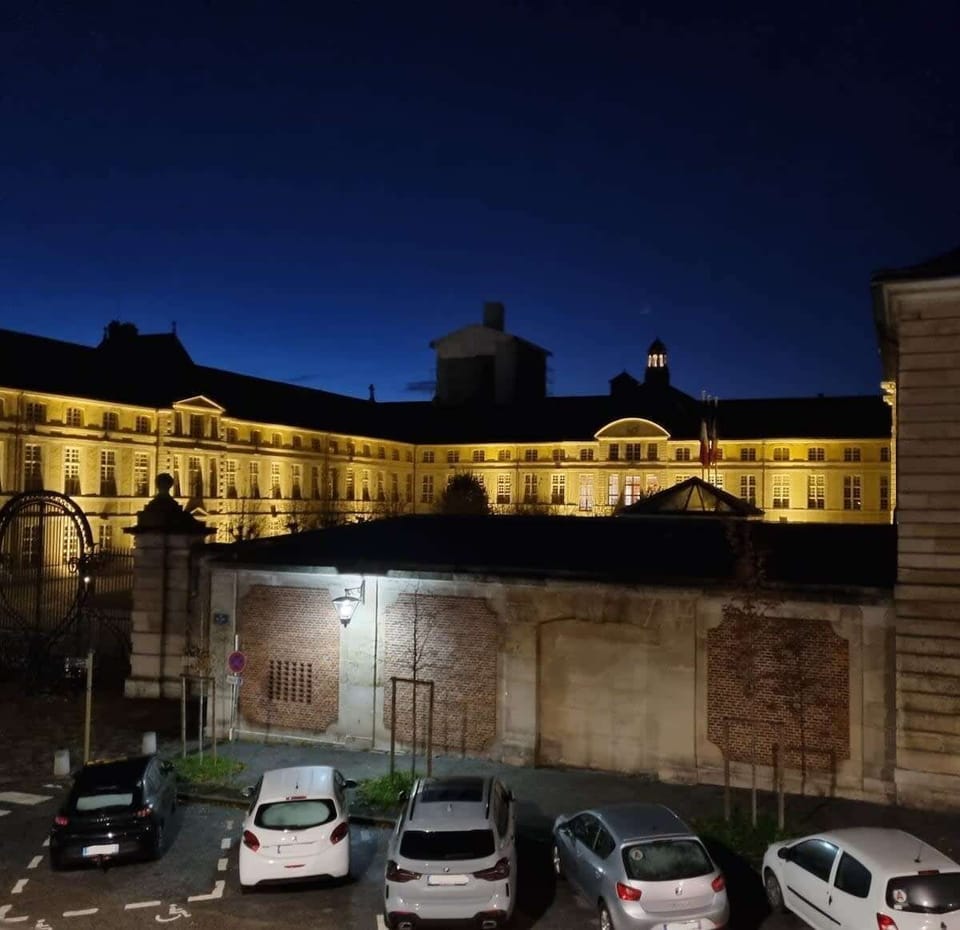 Vue sur la préfecture allumée de nuit