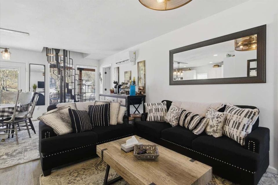 House, Multiple Beds, Patio, City View (Copper Top Retreat) | 2 bedrooms, individually decorated, individually furnished, bed sheets