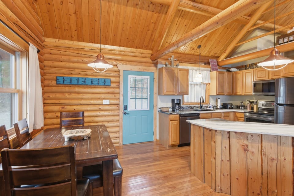 House, Multiple Beds, Patio (Parrot Bay Cabin) | Private kitchen