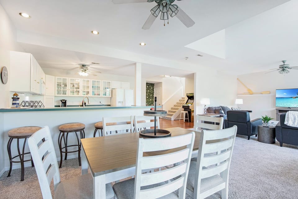 House, Multiple Beds, Patio (Paradise Lookout) | 6 bedrooms, individually decorated, individually furnished, bed sheets