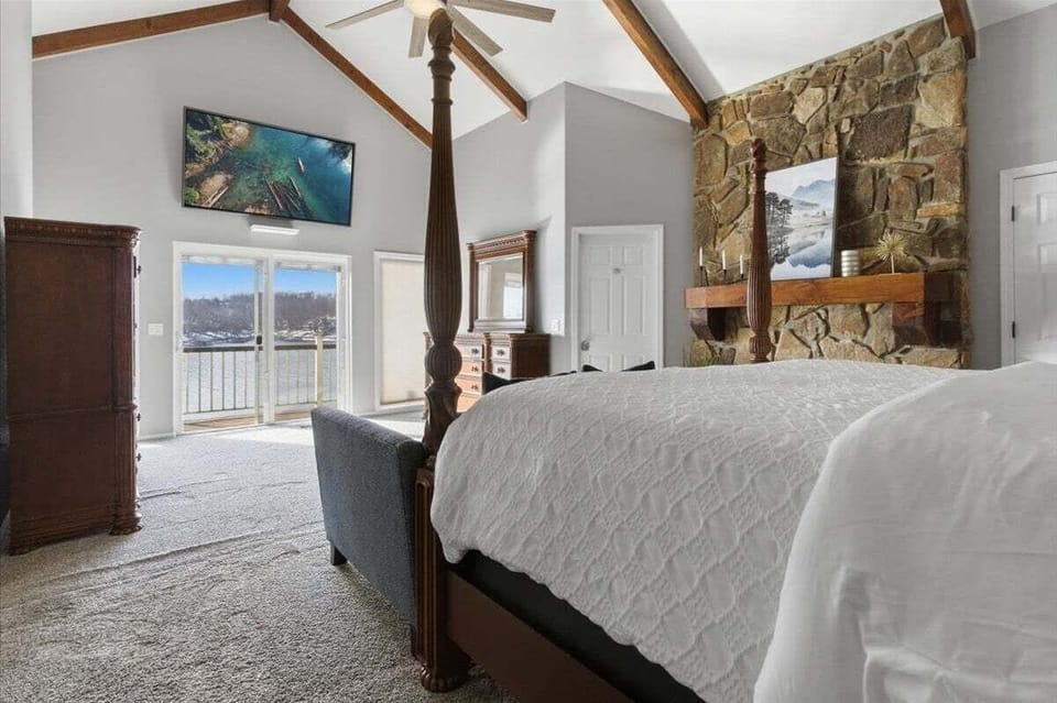 Lakefront Home w/ Private Dock, Slip, Kayaks & Paddleboards at the 7mm House in Lake of the Ozarks