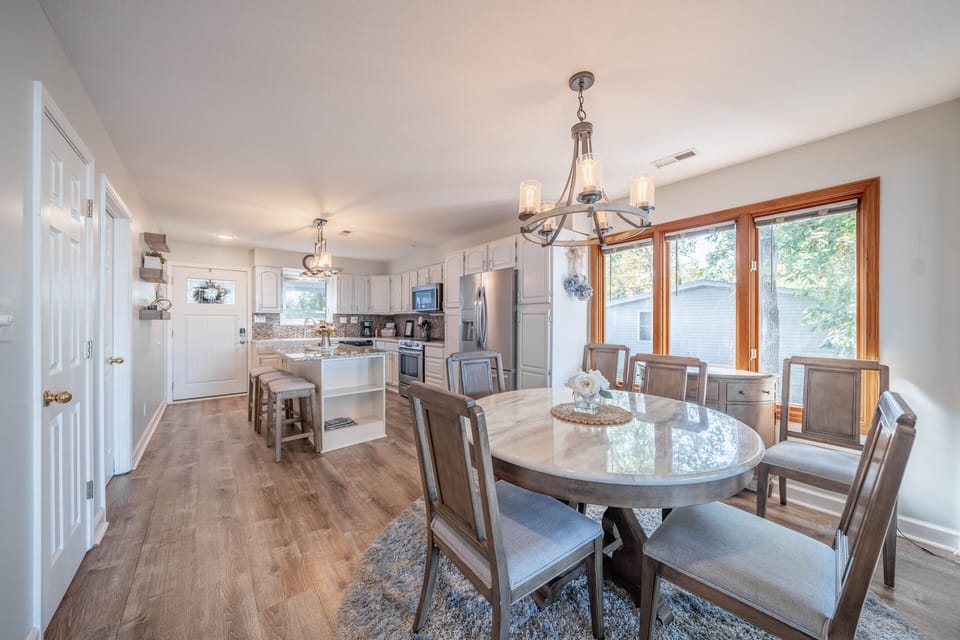 House, Multiple Beds, Patio (LakeHurst Lookout) | 4 bedrooms, individually decorated, individually furnished, bed sheets