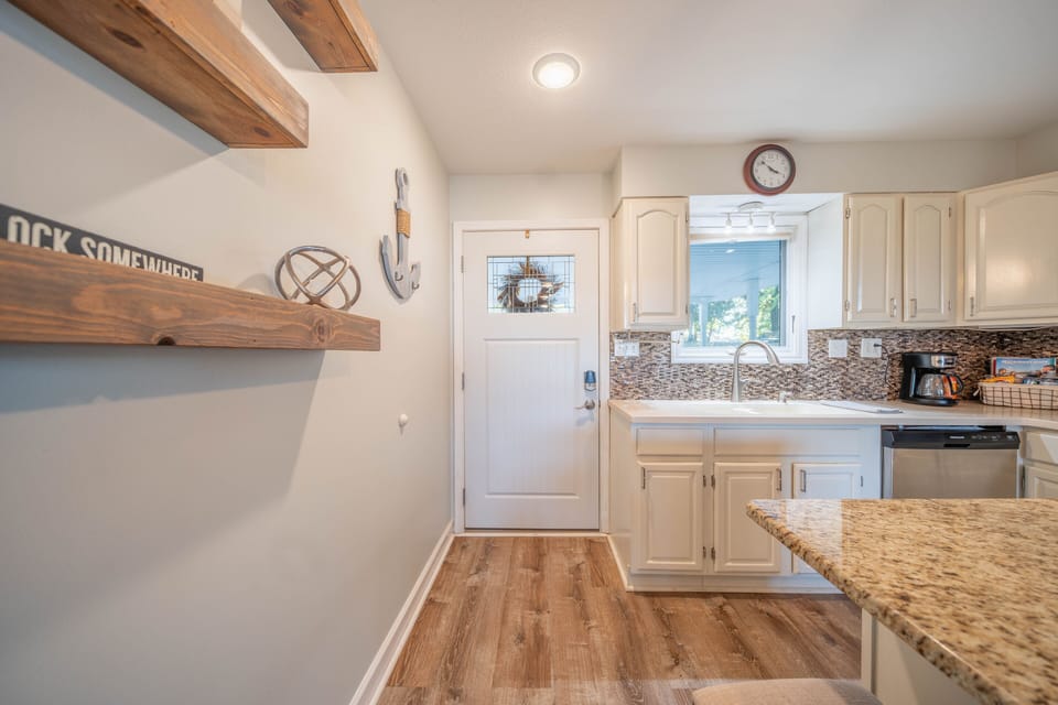 House, Multiple Beds, Patio (LakeHurst Lookout) | Private kitchen