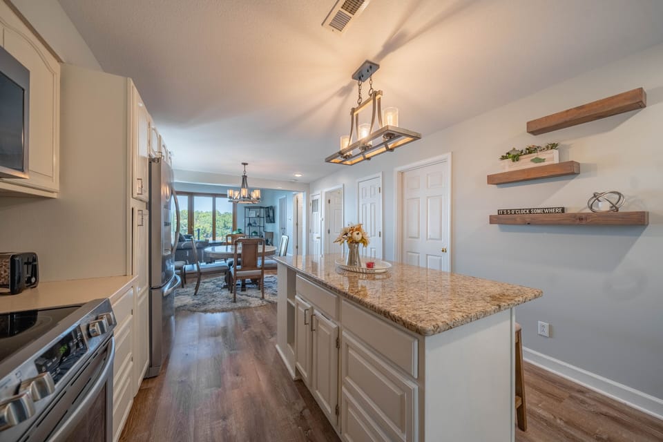 House, Multiple Beds, Patio (LakeHurst Lookout) | Private kitchen