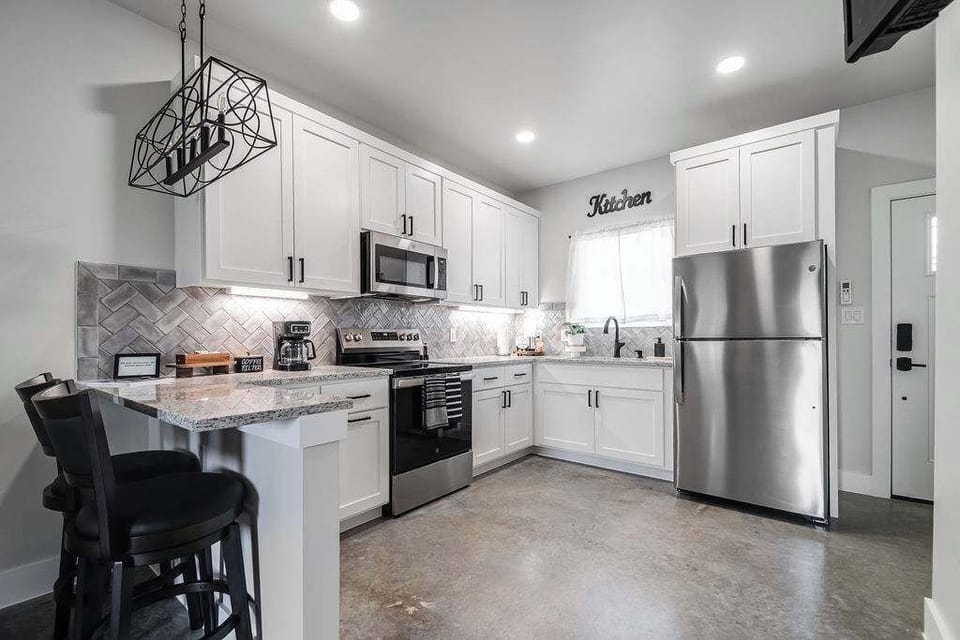 House, 1 King Bed, Hot Tub (1472 W Live Oak #4) | Private kitchen