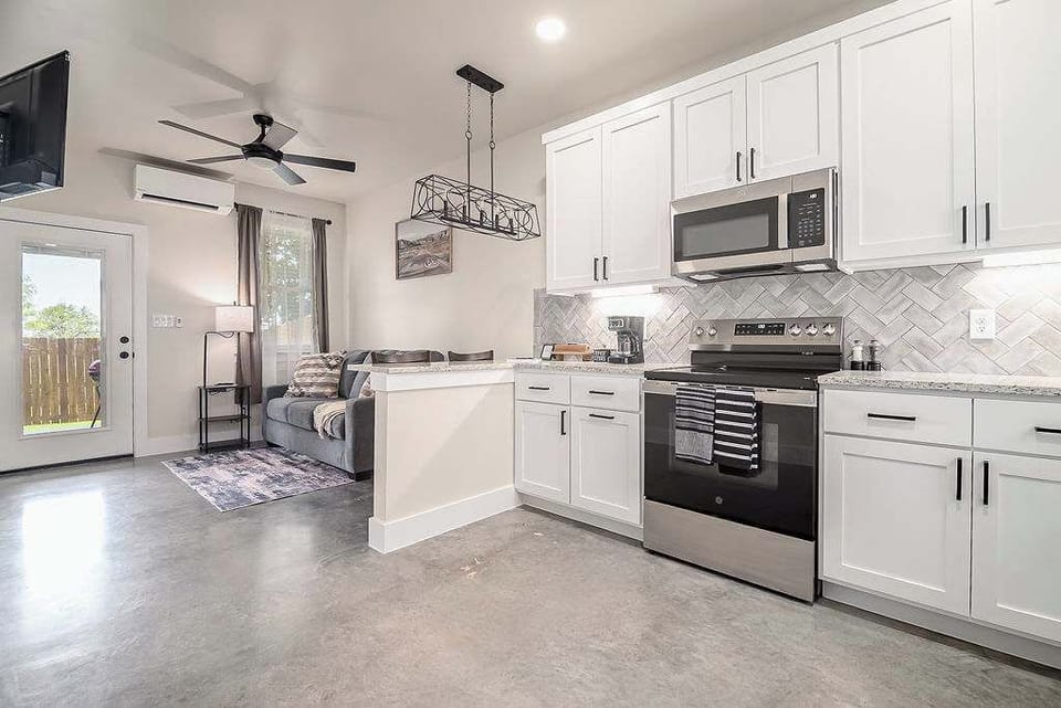 House, 1 King Bed, Hot Tub (1472 W Live Oak #4) | Private kitchen