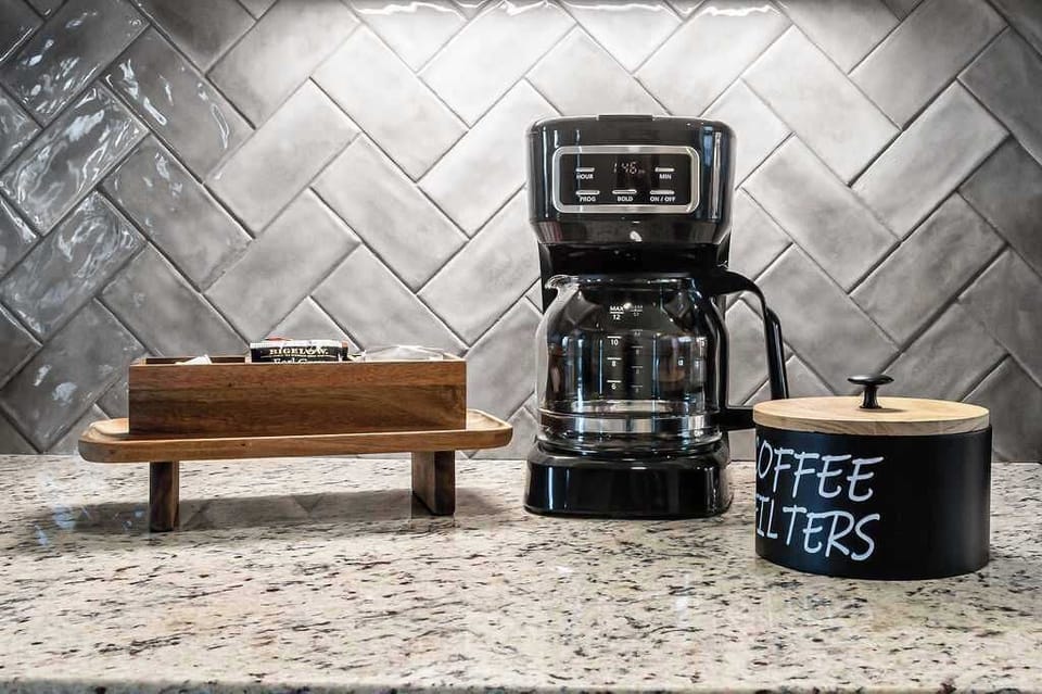 House, 1 King Bed, Hot Tub (1472 W Live Oak #4) | Private kitchen