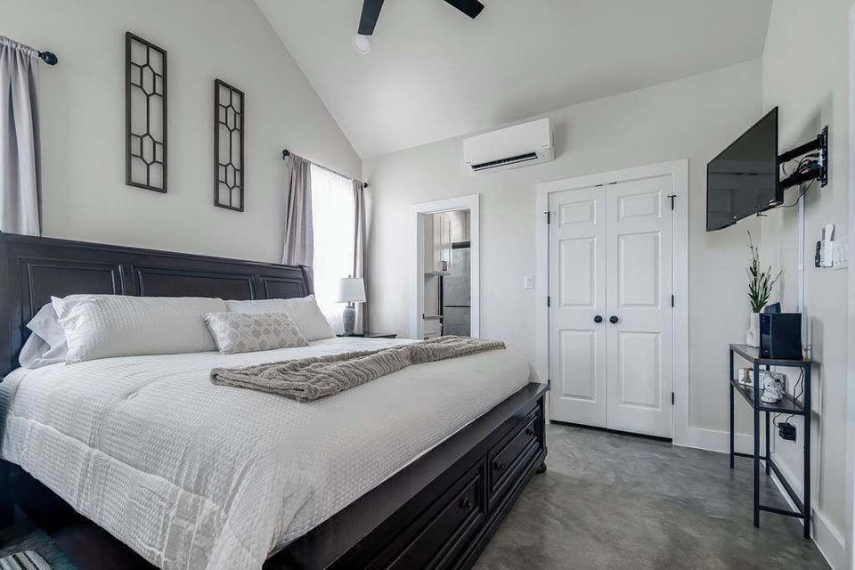 House, 1 King Bed, Hot Tub, Garden View (1472 W Live Oak #5) | 1 bedroom, individually decorated, individually furnished, bed sheets