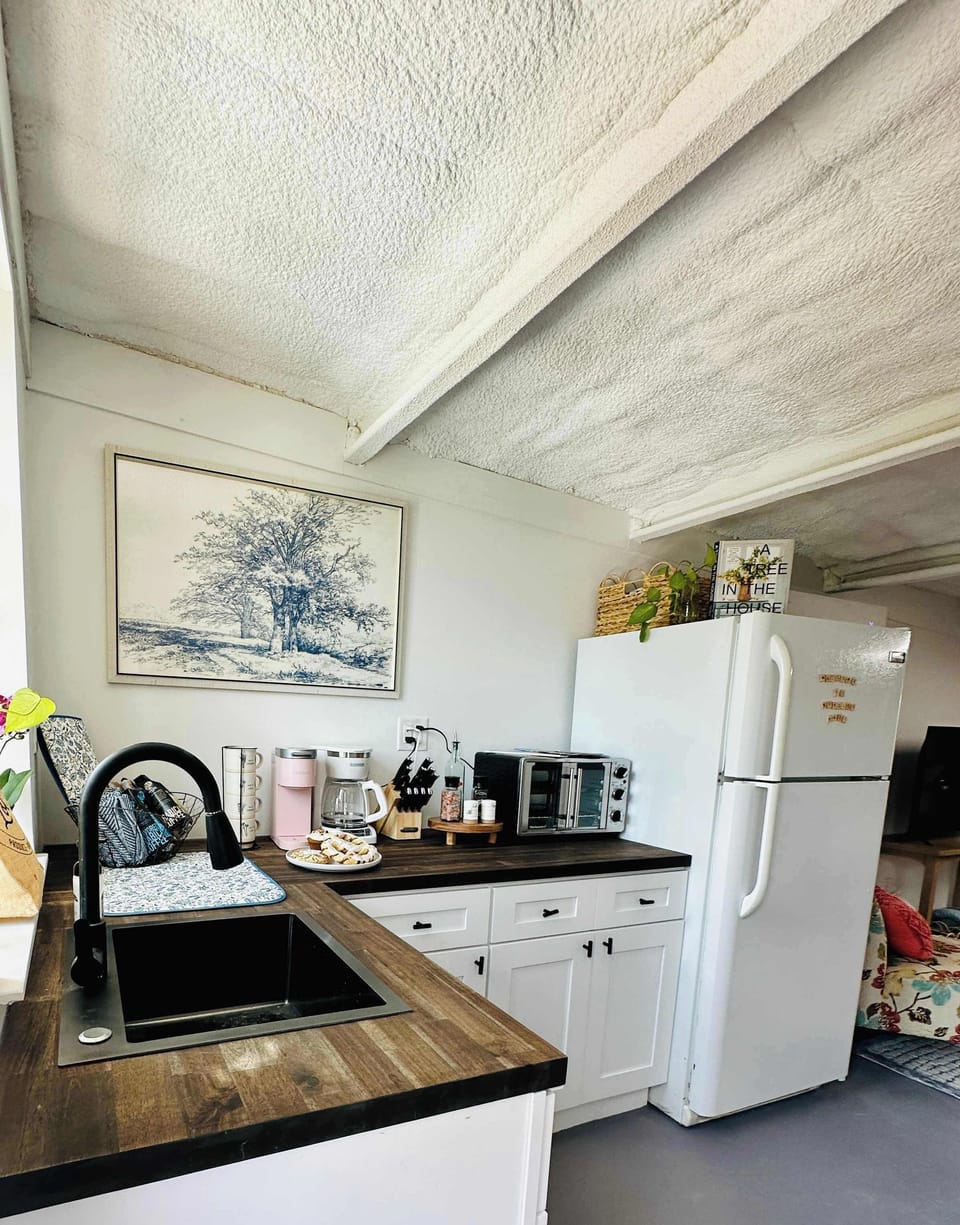 House, Multiple Beds, Hot Tub, Garden View (232 Spring Combo) | Private kitchen