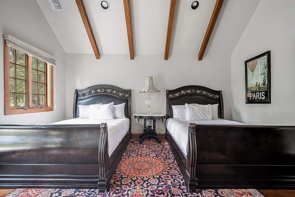House, 2 Queen Beds, Patio (9996 US-290 Paris) | 1 bedroom, individually decorated, individually furnished, bed sheets