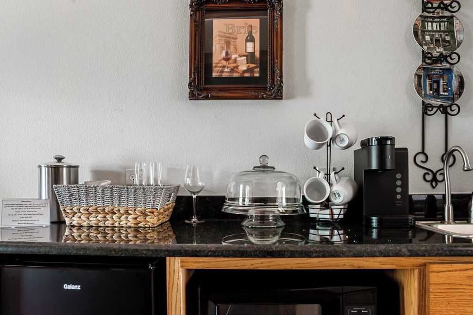 House, 2 Queen Beds, Patio (9996 US-290 Paris) | Private kitchen