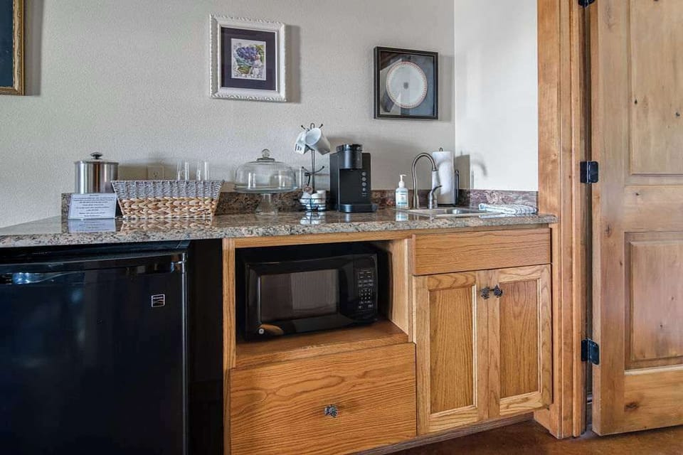 House, 1 King Bed, Patio, Garden View (9996 US-290 Hof) | Private kitchen