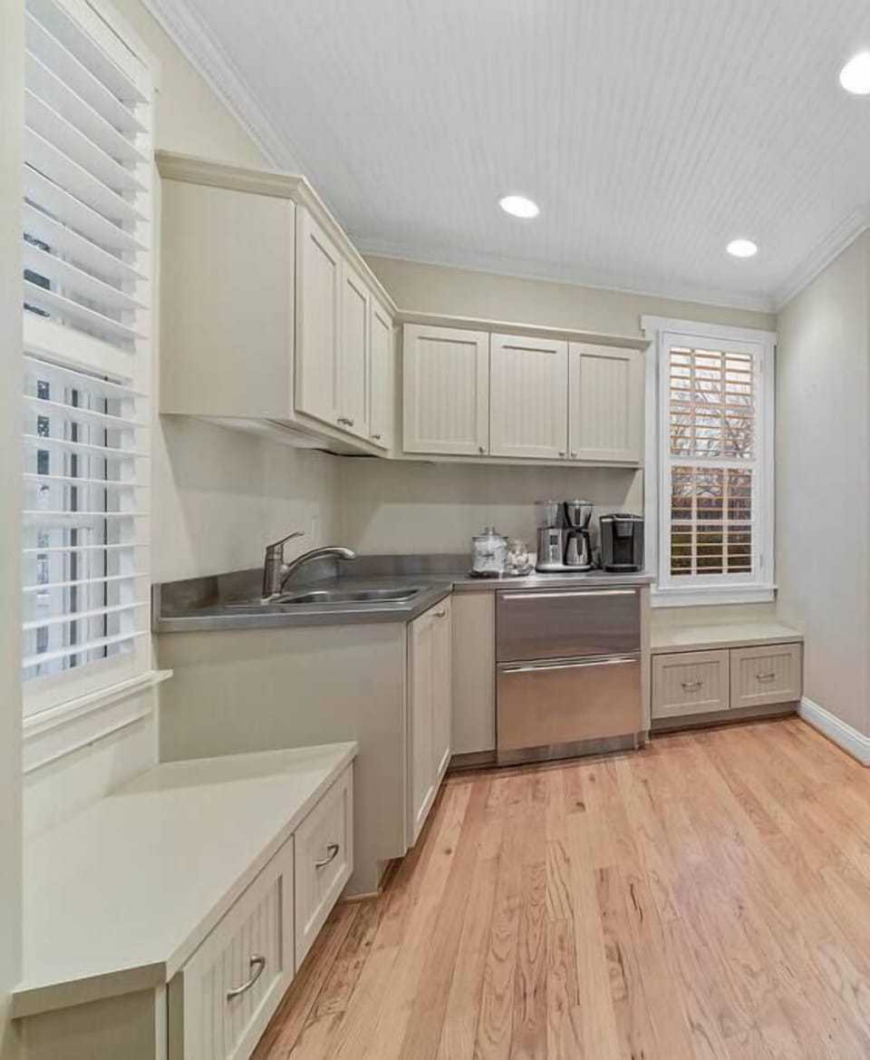 House, Multiple Beds, Jetted Tub, Pool View (309  E Travis) | Private kitchen