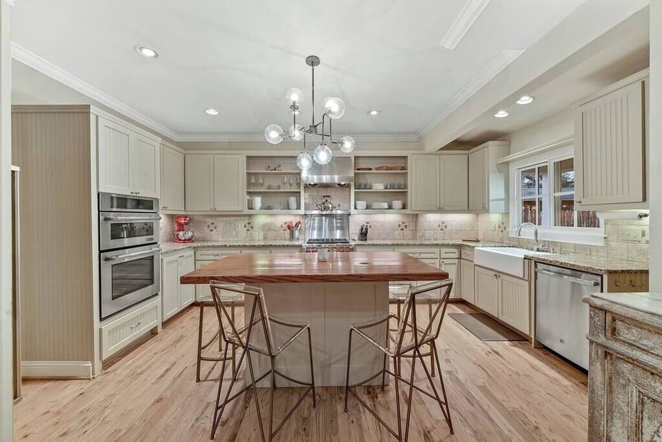House, Multiple Beds, Jetted Tub, Pool View (309  E Travis) | Private kitchen