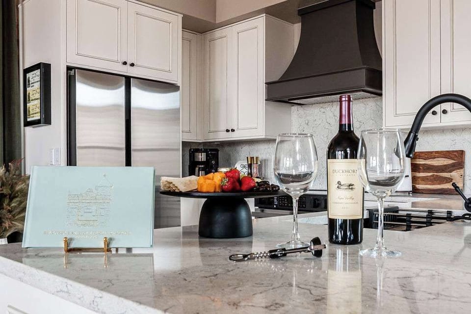 House, Multiple Beds, Patio, City View (118 E Main St- Combo) | Private kitchen