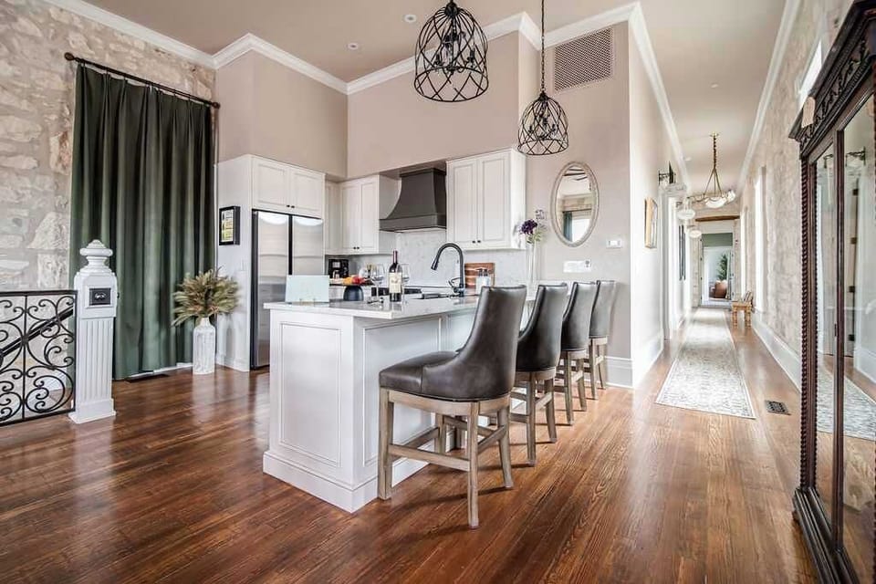 House, Multiple Beds, Patio, City View (118 E Main St- Combo) | Private kitchen