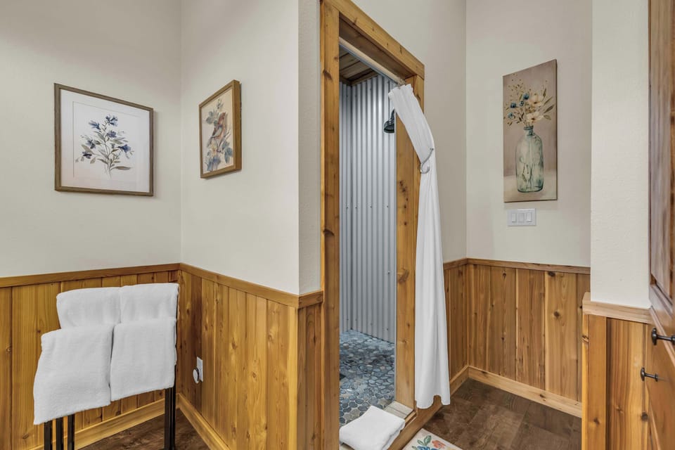 House, Multiple Beds, Patio, Garden View (2559 Knopp Yellow) | Bathroom | Towels