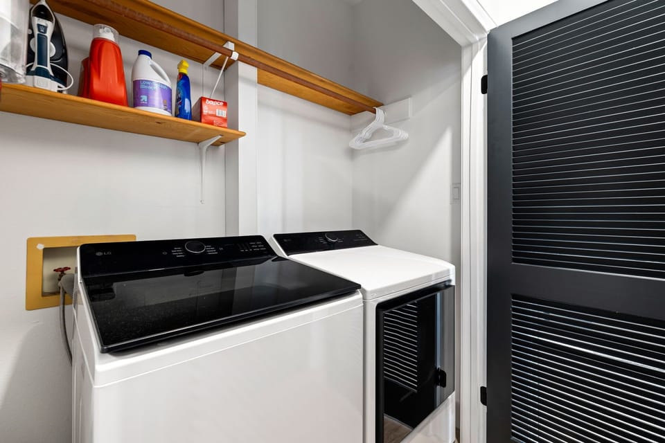 House, Multiple Beds, Hot Tub (18403 Lakepoint Circ) | Laundry