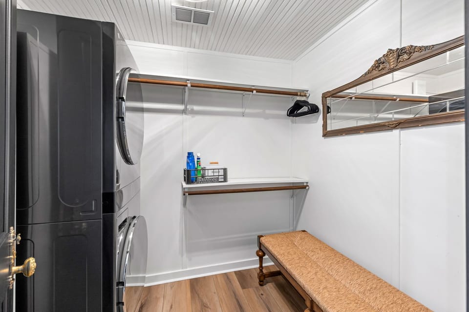 House, 1 Queen Bed, Patio, Garden View (206 W Pecan) | Laundry