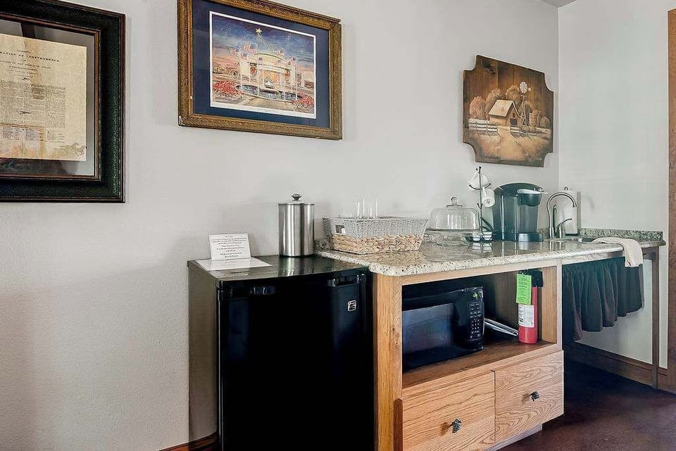 House, 1 King Bed, Patio (9996 US-290 Pres) | Private kitchen