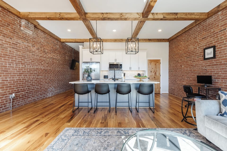 Absolutely stunning modern kitchen and bar that seats 4. The perfect spot for breakfast!