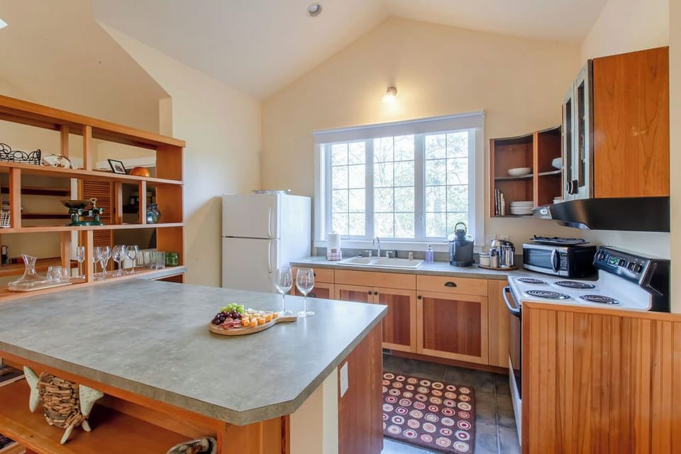 Full kitchen for easy, relaxed meals at home