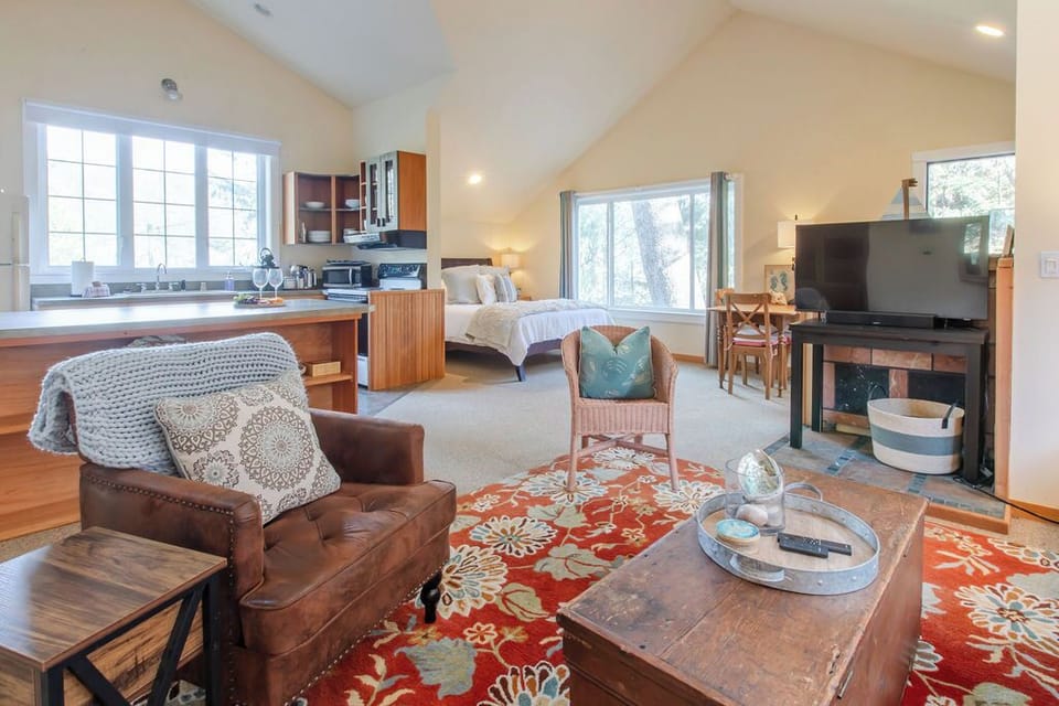 Light-filled studio with vaulted ceilings and an airy, open feel