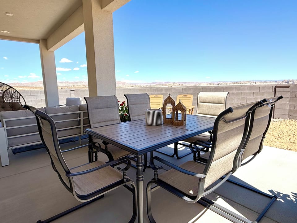Outdoor patio area with nice table
And 6 chairs