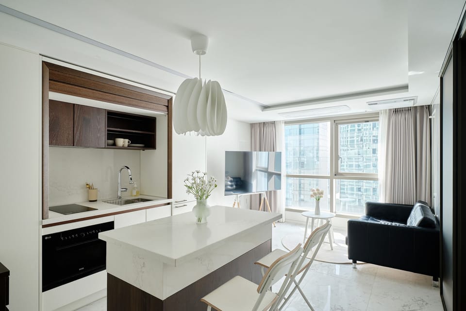 [New Wings] Standard Twin | Private kitchen | Full-size fridge, microwave, oven, stovetop