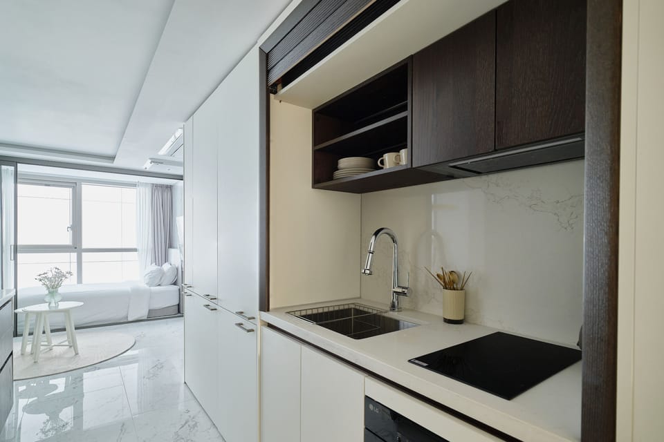 [New Wings] Family Twin | Private kitchen | Full-size fridge, microwave, oven, stovetop