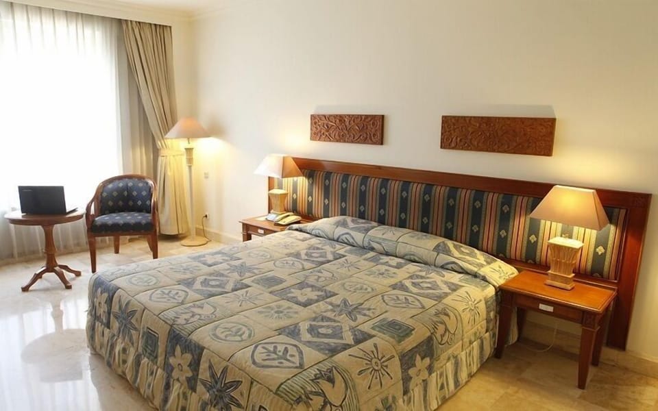 Deluxe Room | Minibar, in-room safe, desk, blackout drapes