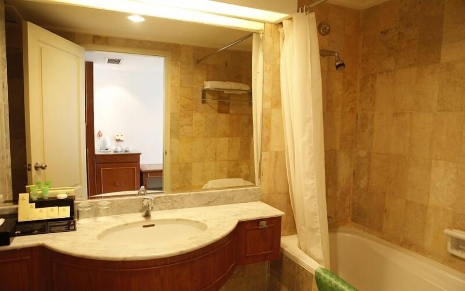 Deluxe Room | Bathroom | Free toiletries, slippers, towels