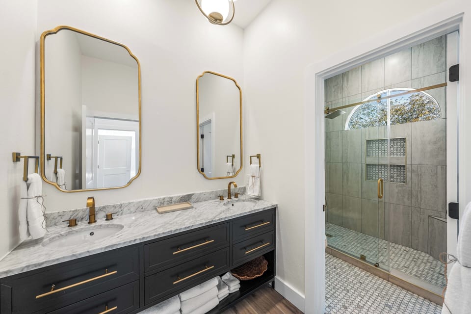 Master suite bathroom