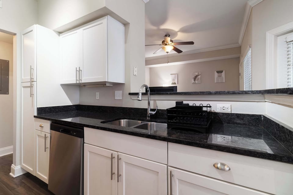 Breakfast bar & spacious countertop — great for morning coffee or quick meals.