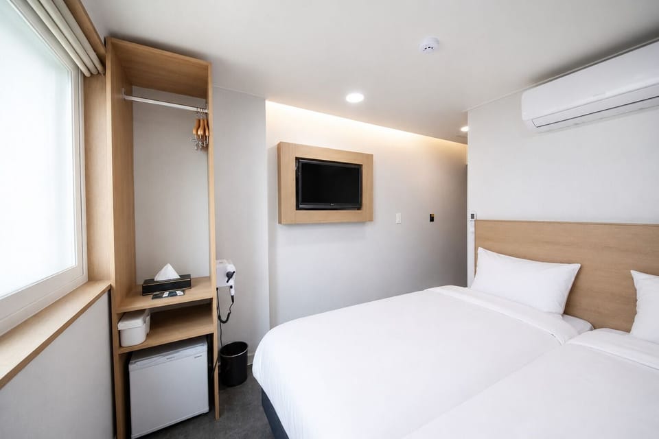 Twin Room, Non Smoking, Private Bathroom | Premium bedding, WiFi (free), bed sheets