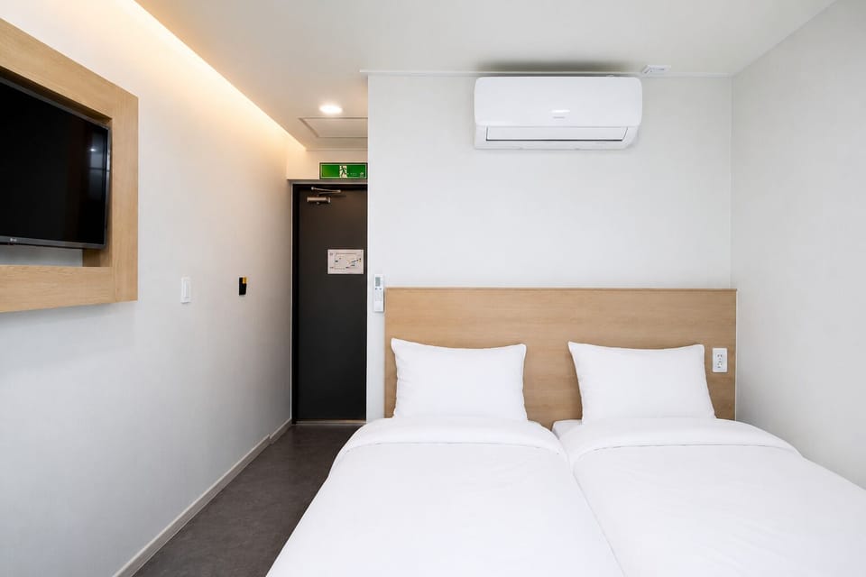 Twin Room, Non Smoking, Private Bathroom | Premium bedding, WiFi (free), bed sheets