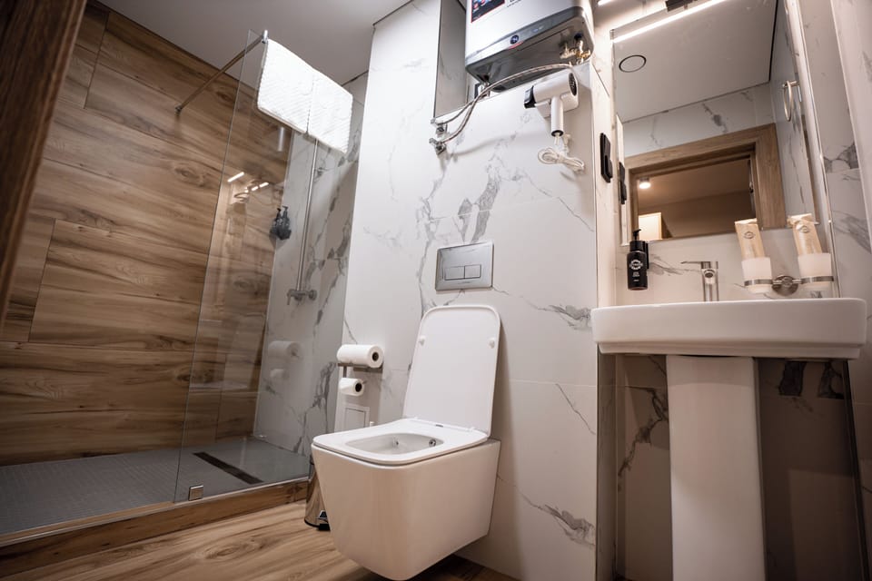 Standard Twin Room, City View | Bathroom | Bathtub, slippers, bidet