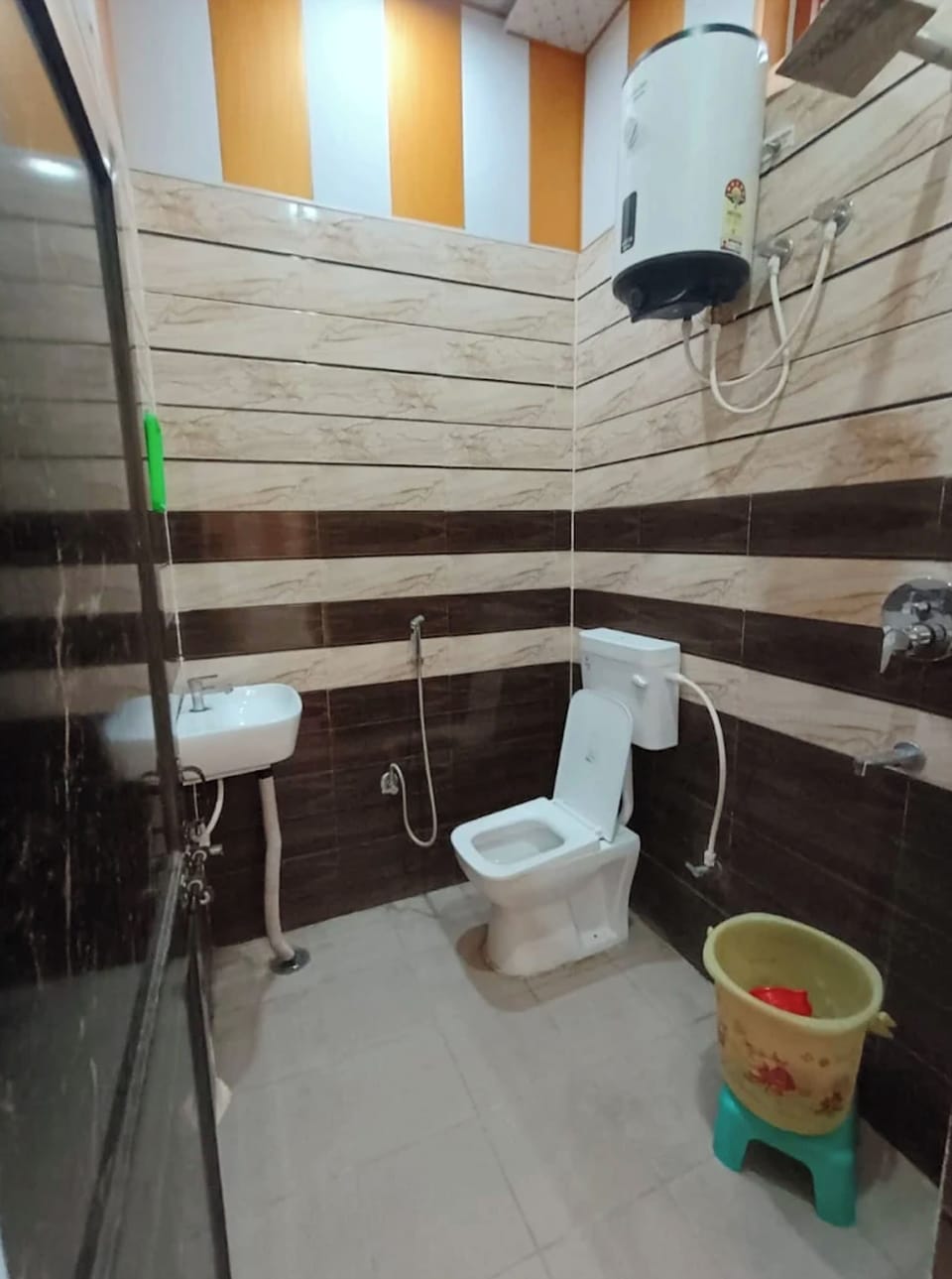 Double Room | Bathroom | Shower, soap, shampoo, toilet paper