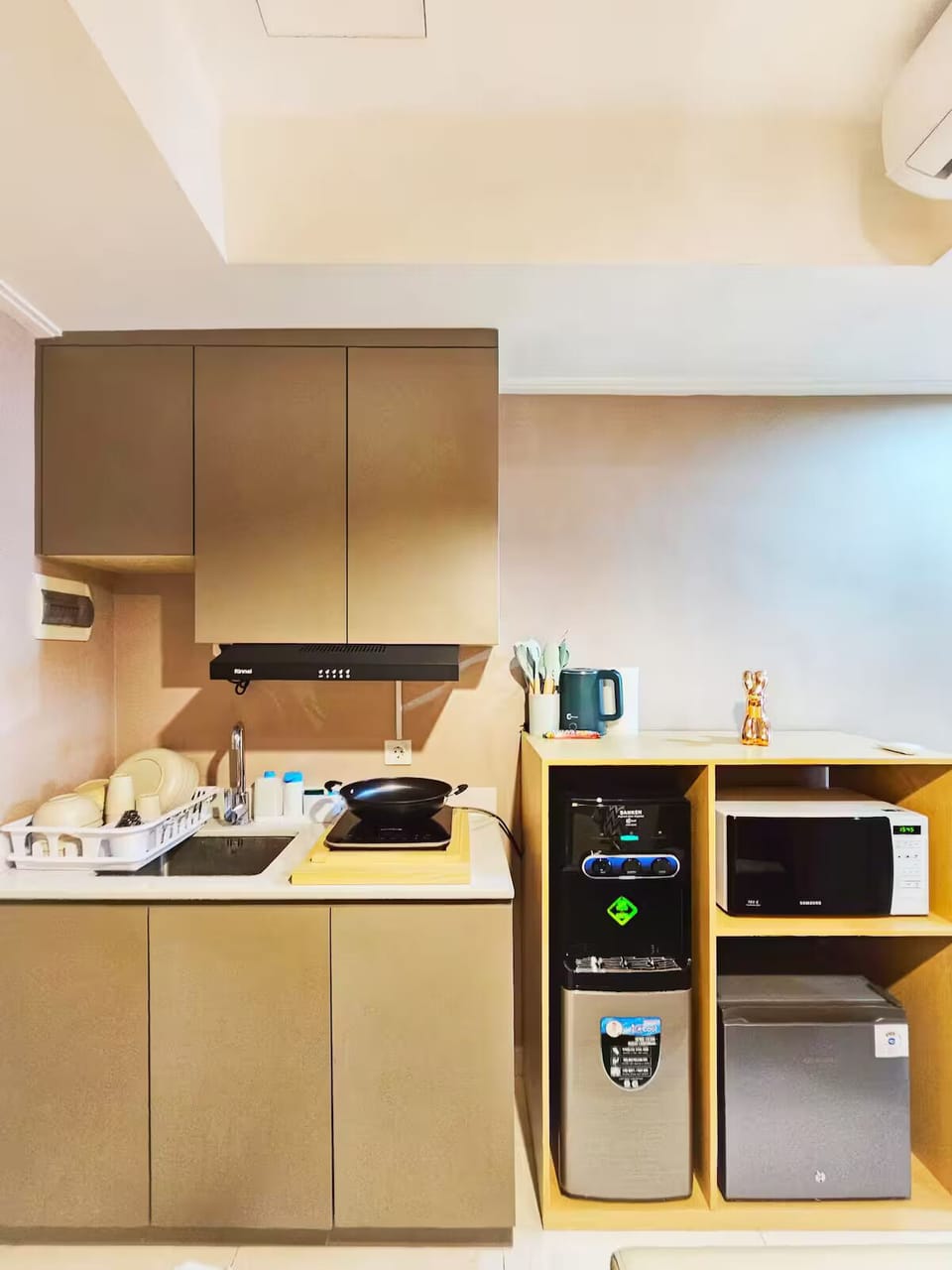 Apartment, 1 Bedroom, City View | Private kitchen | Mini-fridge, microwave, stovetop, cookware/dishes/utensils