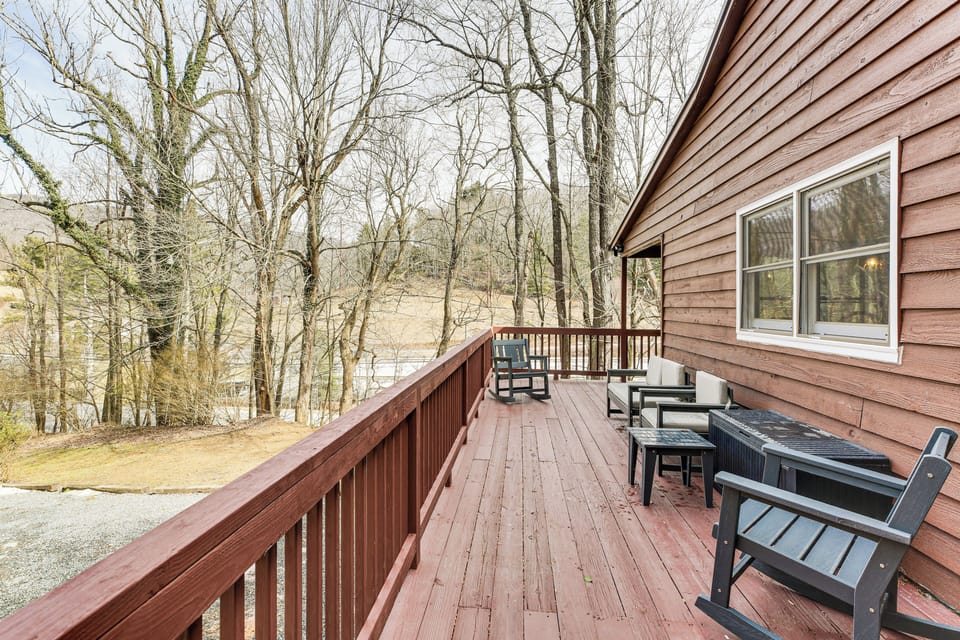 Wraparound Deck | 14 Mi to Sugar Mountain Ski Resort