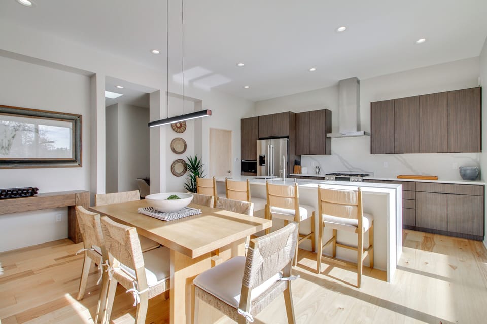 Dining Area & Kitchen