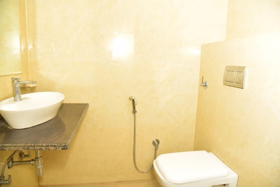 Shower, free toiletries, towels, shampoo