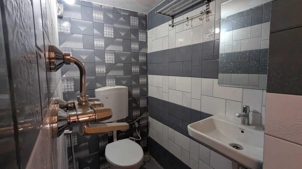 Shower, towels, shampoo