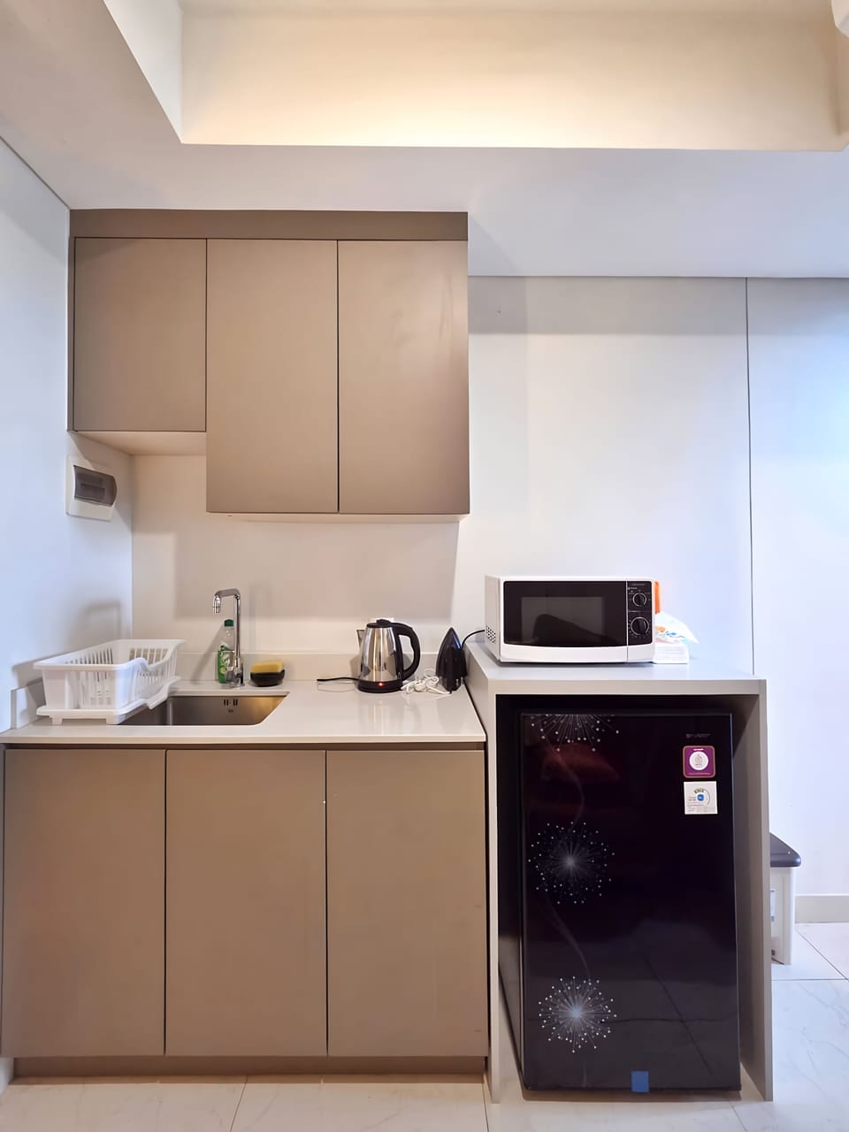 Apartment, 1 Bedroom, City View | Private kitchen | Fridge, microwave, cookware/dishes/utensils