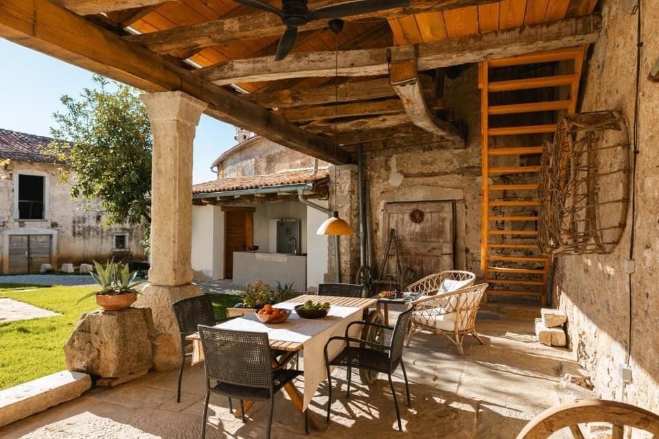 Deluxe Apartment, Patio, Courtyard View | Outdoor dining